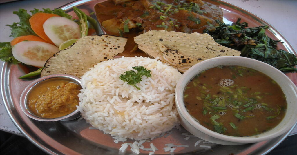 Dal bhat, uno de los platos típicos de Nepal