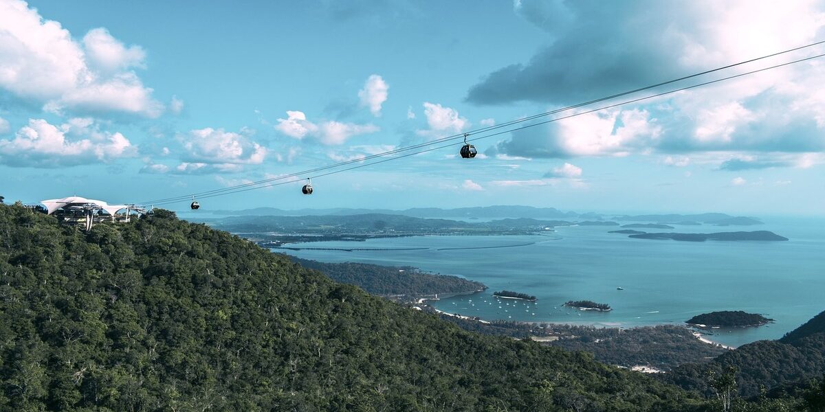 Imagen del teleférico de Langkawi que asciende hasta el Sky Bridge