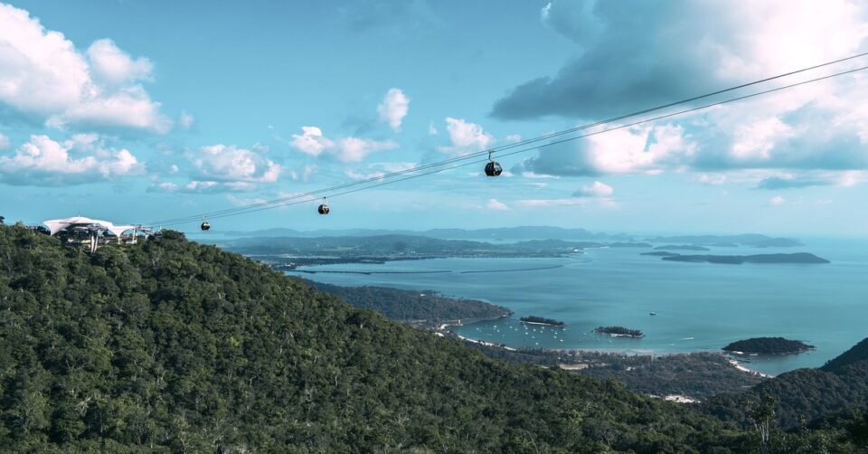 Imagen del teleférico de Langkawi que asciende hasta el Sky Bridge Imagen del teleférico de Langkawi que asciende hasta el Sky Bridge