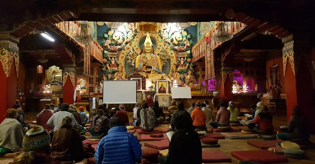 Clase de meditación en el monasterio de Kopan, en Nepal