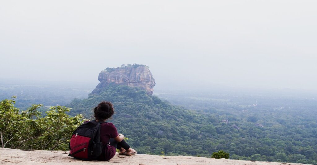 Imagen de un viajero observando la roca de Sigiriya desde Pidurangala