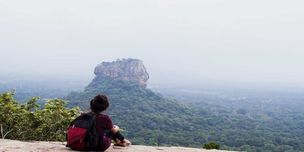 vista-pidurangala-sigiriya Imagen de un viajero observando la roca de Sigiriya desde Pidurangala