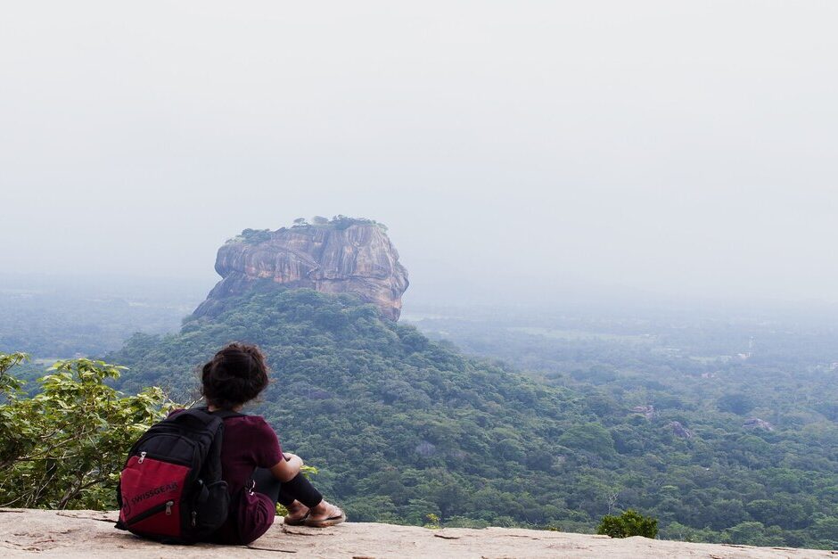 vista-pidurangala-sigiriya Imagen de un viajero observando la roca de Sigiriya desde Pidurangala