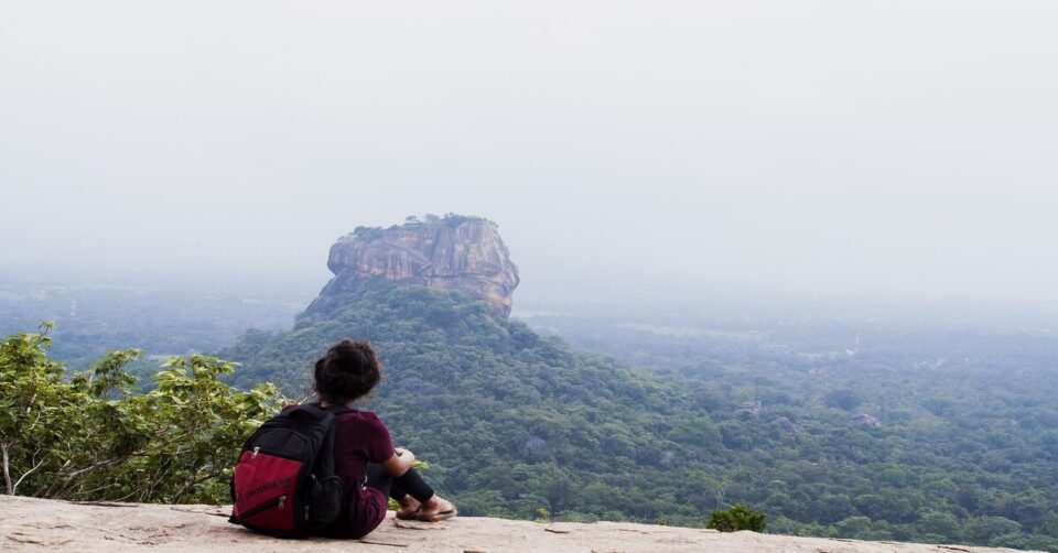 vista-pidurangala-sigiriya Imagen de un viajero observando la roca de Sigiriya desde Pidurangala