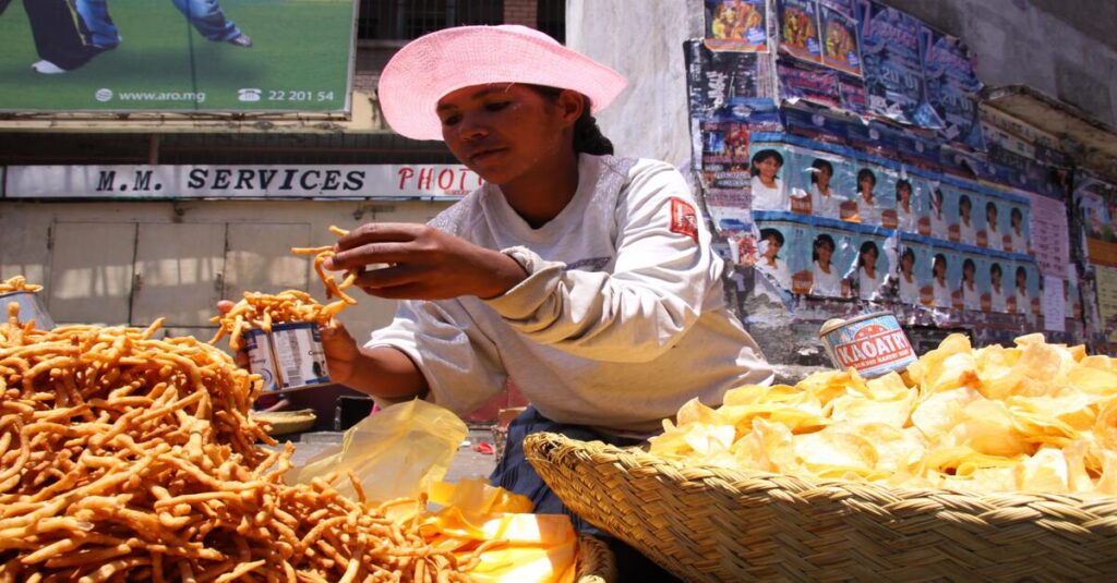 Imagen de una persona de la etnia Betsileo en un mercado