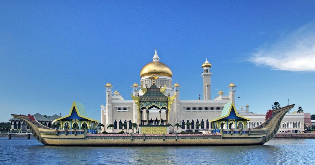 La Mezquita del Sultán Omar Ali Saifuddien, en Brunéi