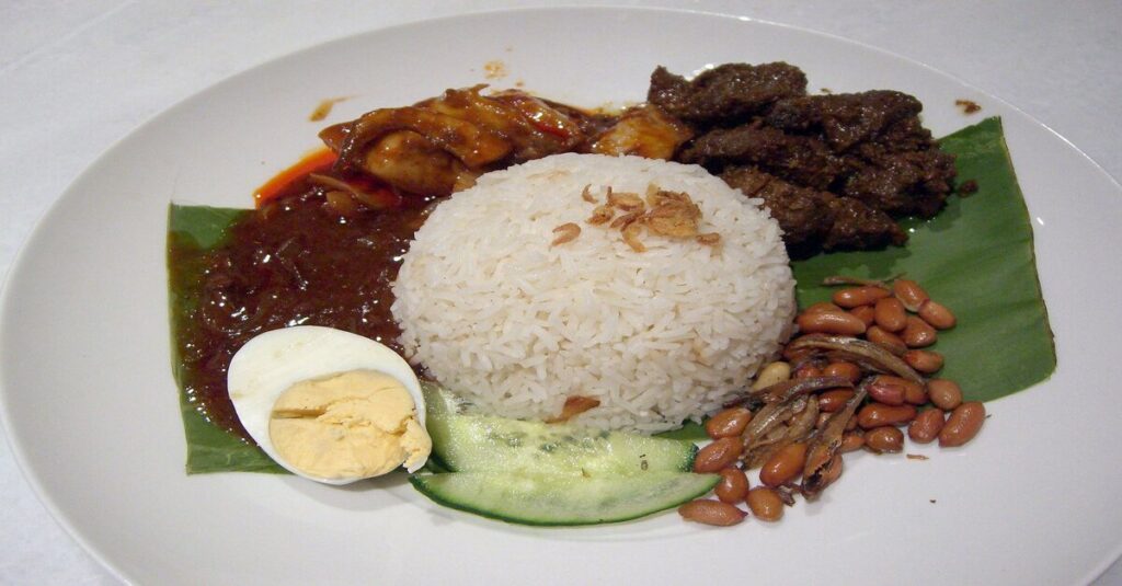 Nasi lemak, uno de los símbolos de la gastronomía malaya