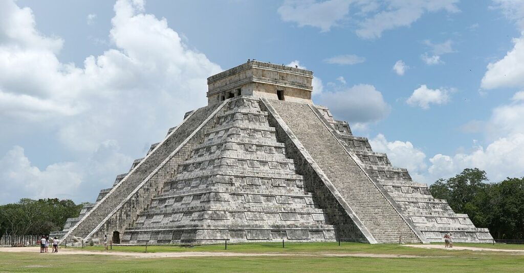 Pirámide de Kukulcán en Chichén Itzá (Yucatán, México), emblema de la civilización maya