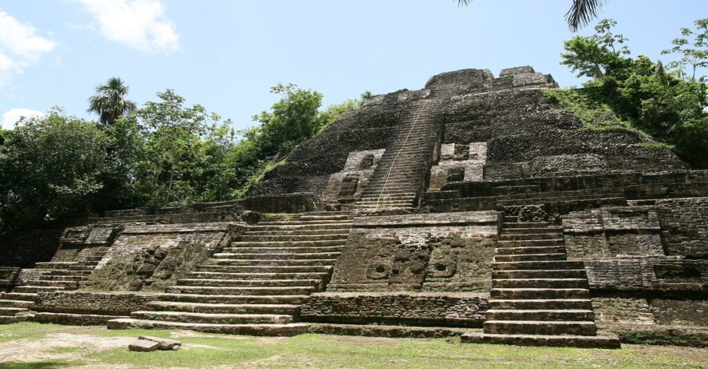 Una antigua pirámide maya de Lamanai (Belice)