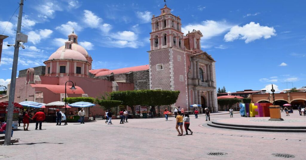 Parroquia de Santa María de la Asunción, en la Plaza Miguel Hidalgo, en Tequisquiapan