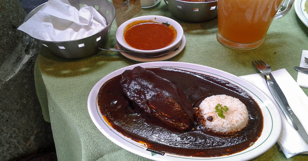  Plato de pollo cubierto del típico mole negro oaxaqueño