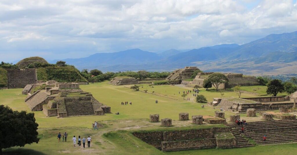 Ruinas arqueológicas de la antigua ciudad de Monte Albán, en Oaxaca