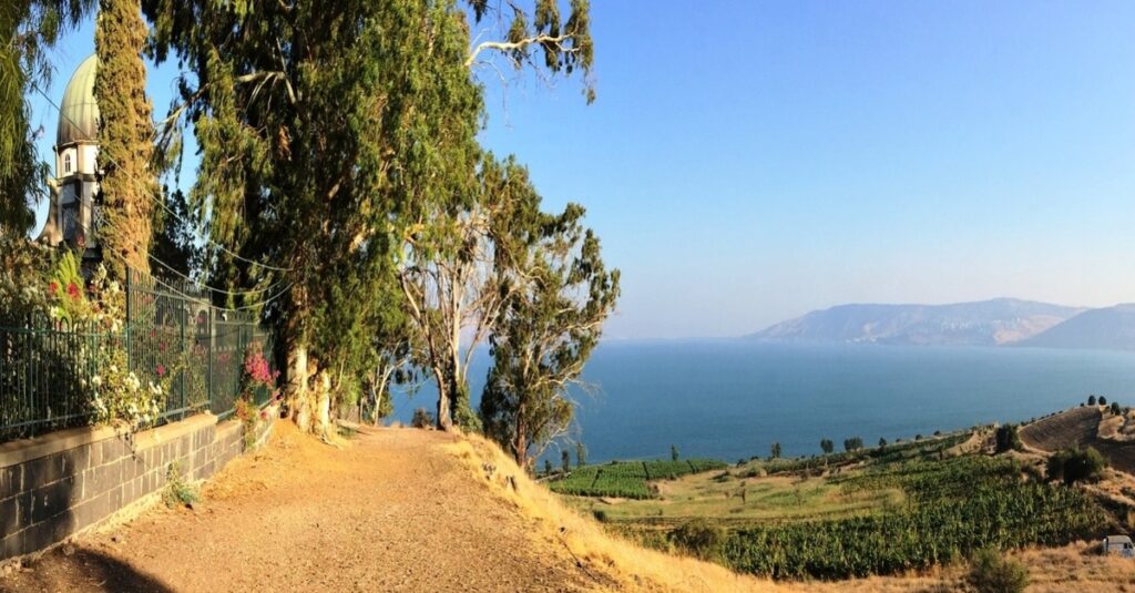 Vistas del Mar de Galilea desde el Monte de las Bienaventuranzas, donde se encuentra la iglesia de su mismo nombre