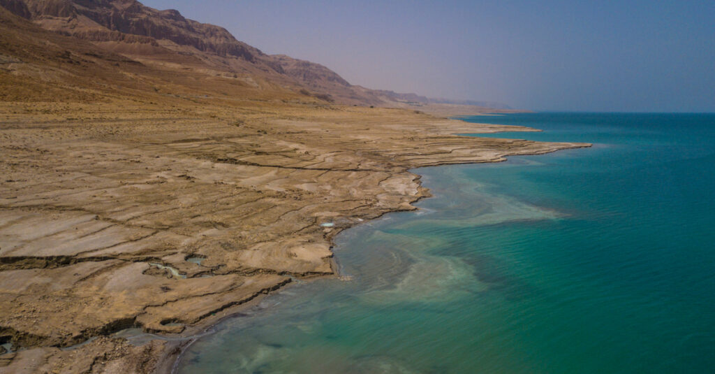 Orilla de la costa oeste del Mar Muerto
