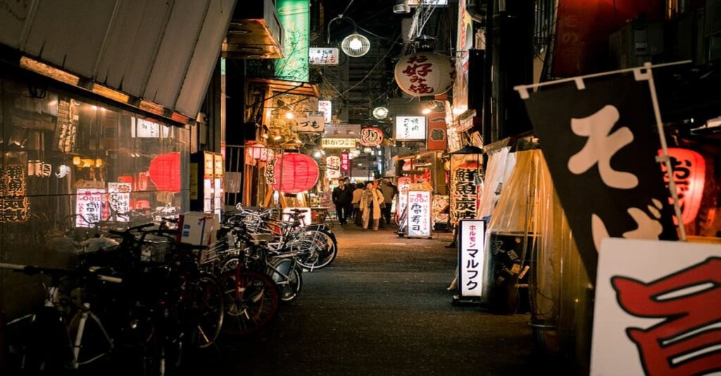 Una calle repleta de izakayas en Osaka (Japón)