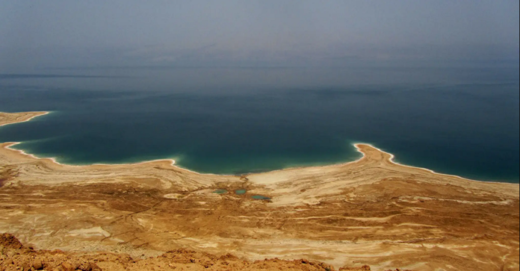 Perspectiva aérea de la costa oeste del Mar Muerto, perteneciente a la zona de Israel
