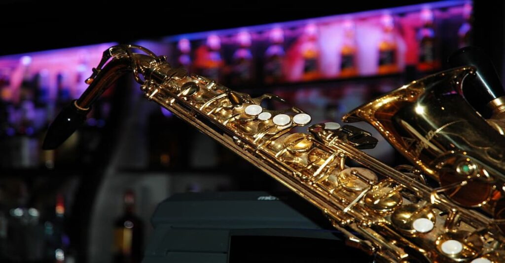 Imagen de un saxofón en un club, exponente de la música jazz