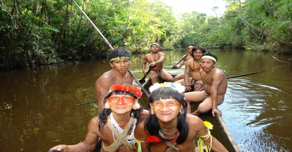 Integrantes de la comunidad indígena de los 'Huaoranis', una de las que habitan el Amazonas ecuatoriano