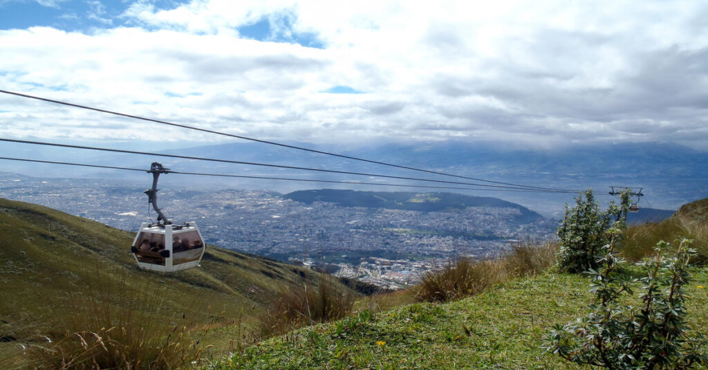 Teleférico que asciende hasta el Volcán Pichincha, con la ciudad de Quito al fondo