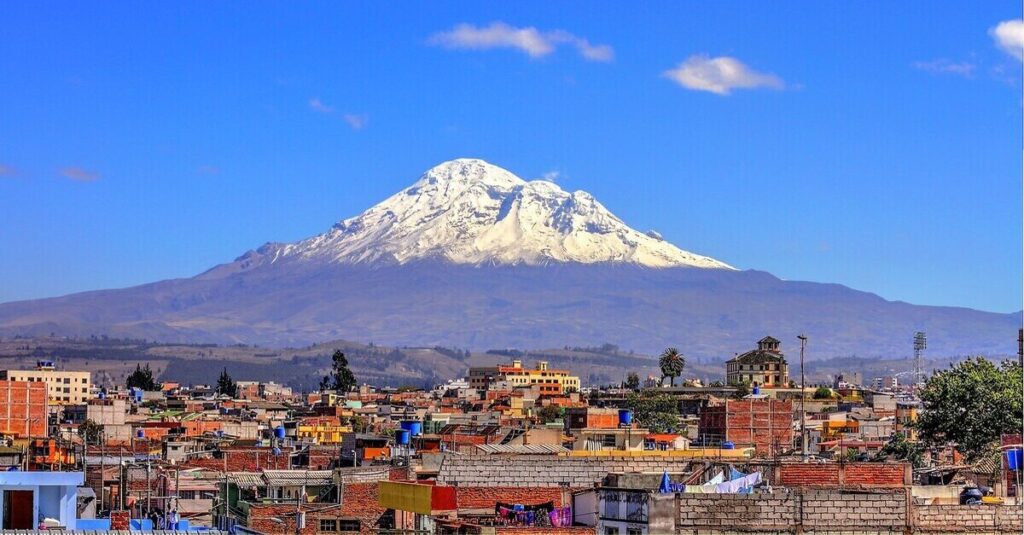 Imagen del Volcán Chimborazo, desde la ciudad de Riobamba
