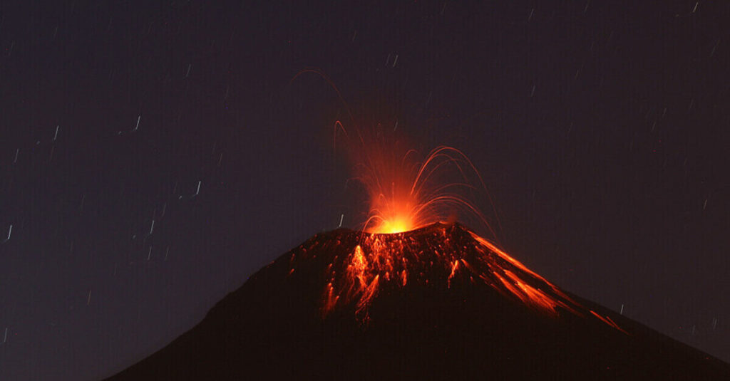 El Volcán Tungurahua, en erupción