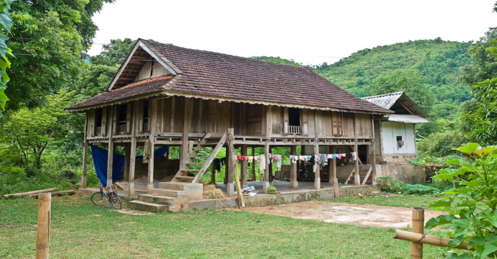 Casa tradicional de palafito en Mai Chau
