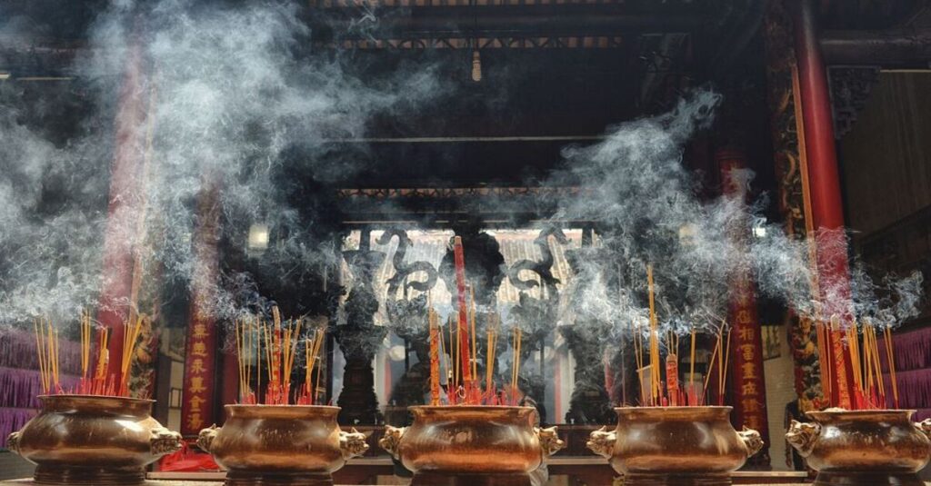Incensarios en un templo vietnamita, símbolos de espiritualidad