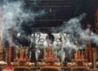 Incensarios en un templo vietnamita, símbolos de espiritualidad
