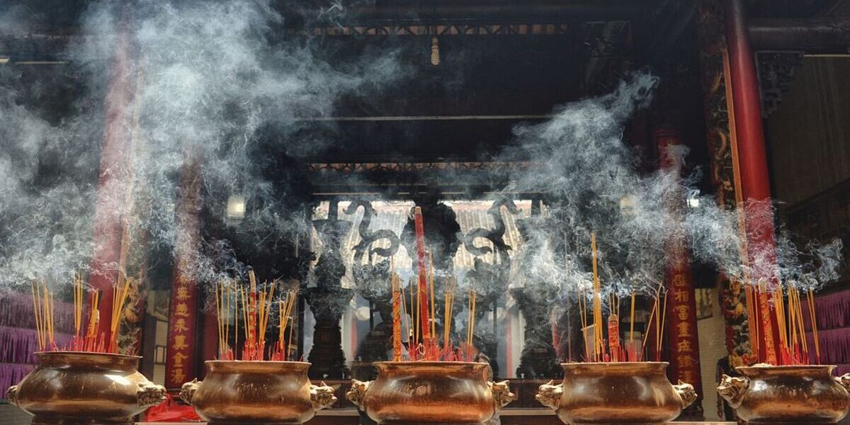 Incensarios en un templo vietnamita, símbolos de espiritualidad