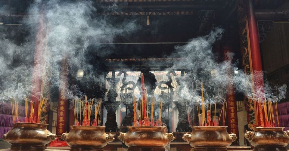 espirituañidad-vietnamita-templo Incensarios en un templo vietnamita, símbolos de espiritualidad