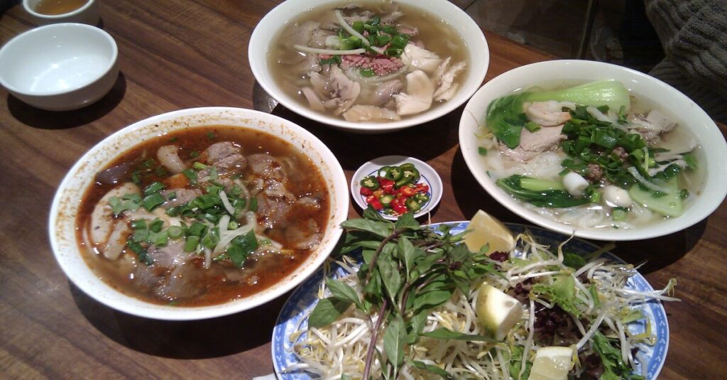 Cuencos con sopas, entre ellas el 'pho', uno de los platos más tradicionales de Vietnam