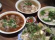 Cuencos con sopas, entre ellas el 'pho', uno de los platos más tradicionales de Vietnam