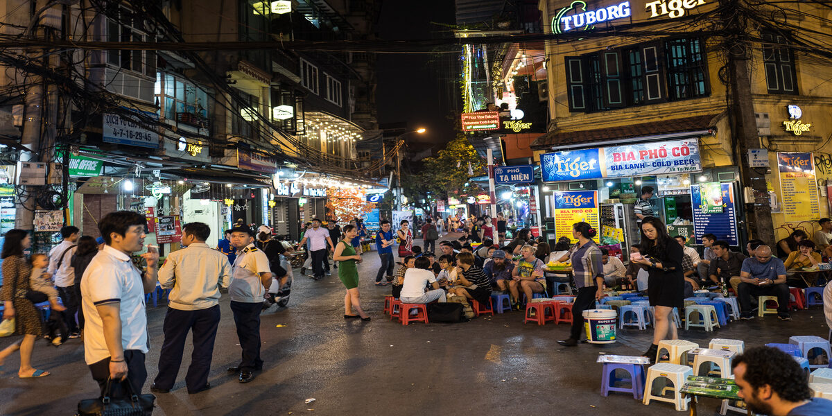 Imagen del Old Quarter de Hanoi por la noche