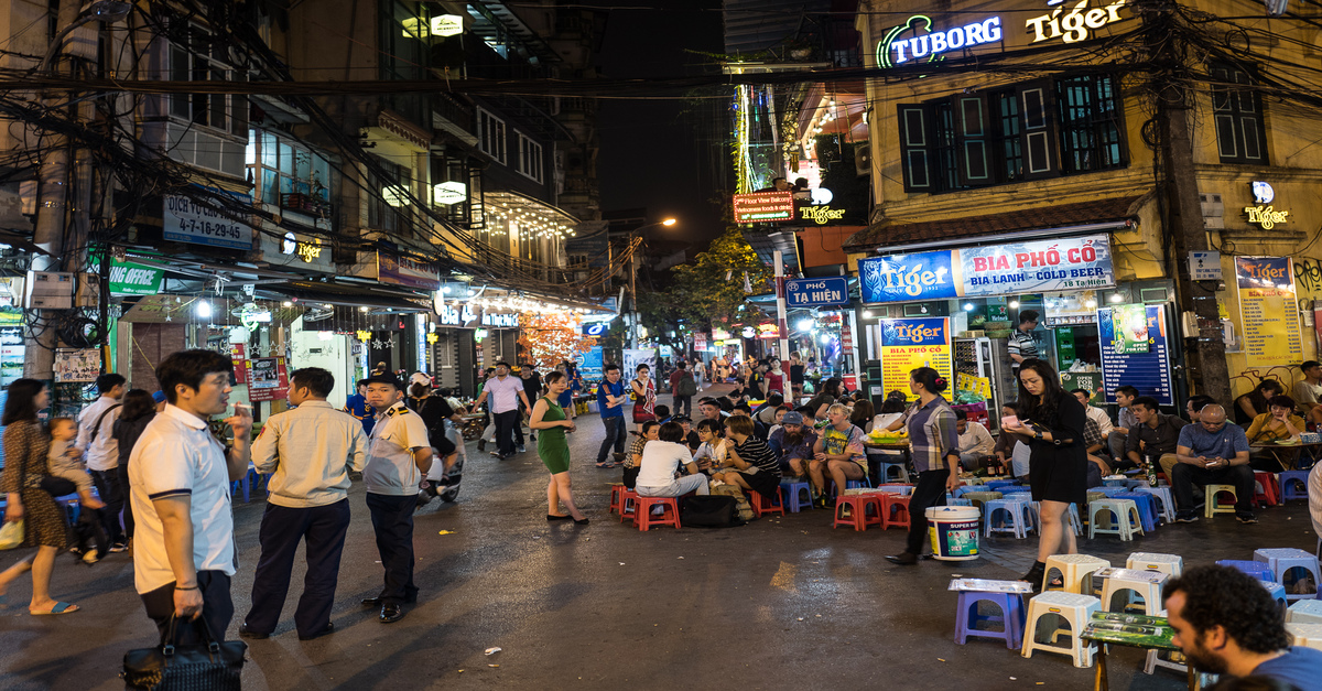 Imagen del Old Quarter de Hanoi por la noche