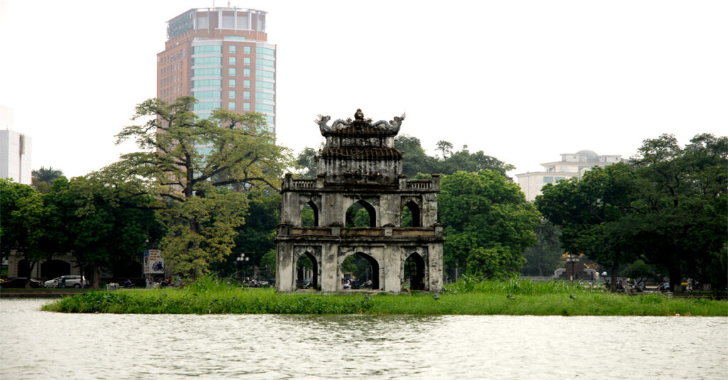 La Torre de la Tortuga, en pleno lago Hoàn Kiếm, en el corazón de Hanoi