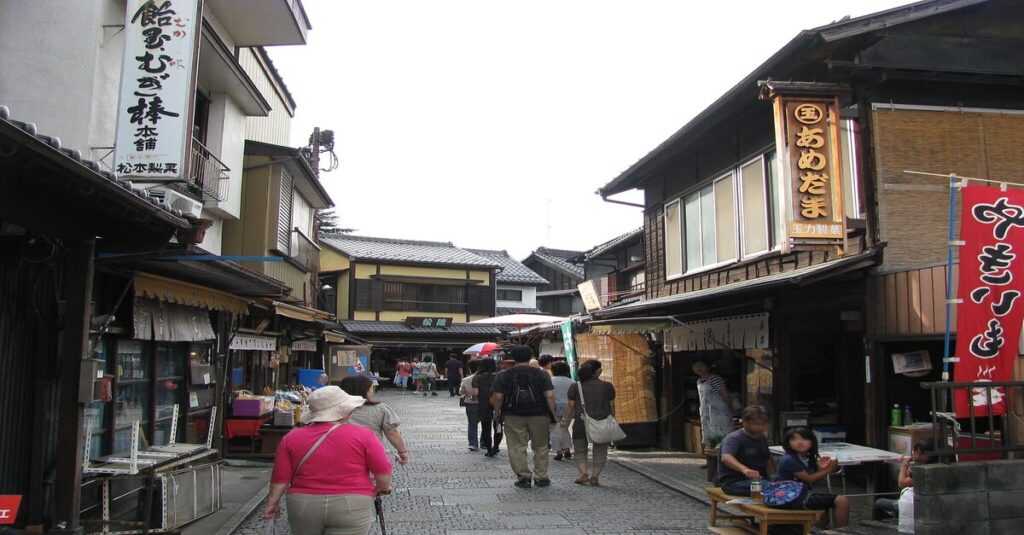Calle repleta de tiendas de dulces en Kawagoe