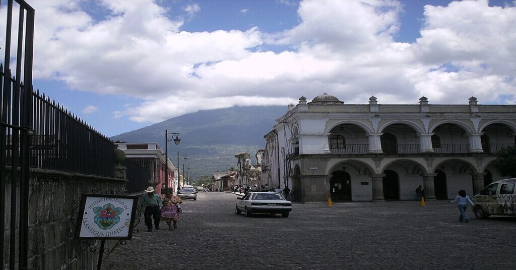Perspectiva desde una de las calles céntricas de Antigua Guatemala