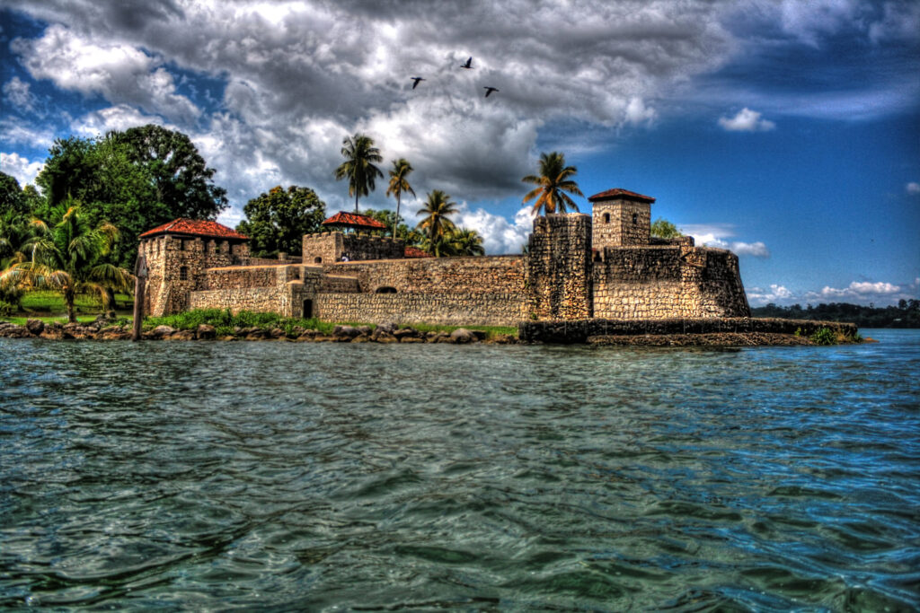 Imagen del Castillo de San Felipe, a orillas del lago de Izabal