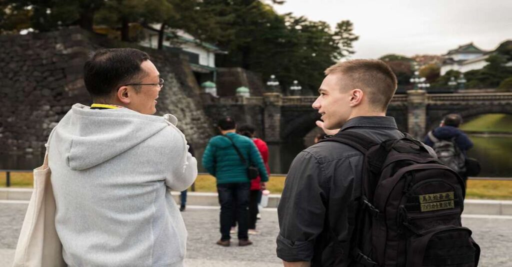 Un guía de Japón charla con un viajero durante una visita