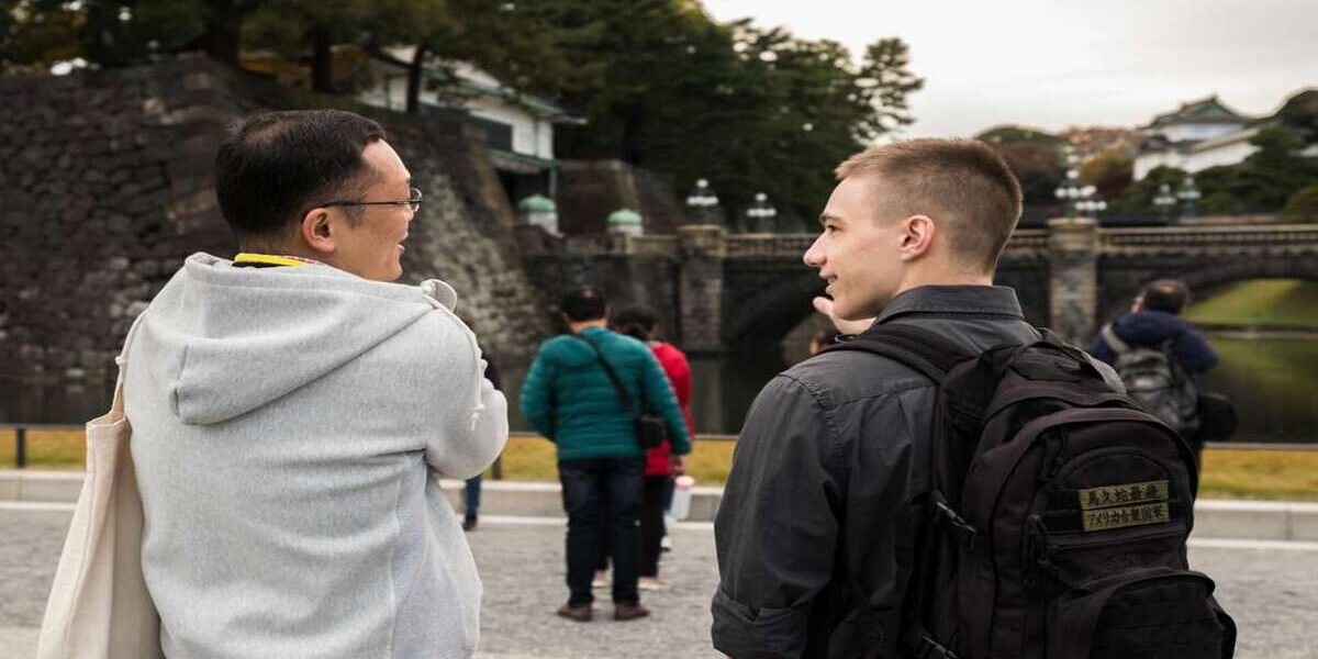 guia-viajero-japon Un guía de Japón charla con un viajero durante una visita