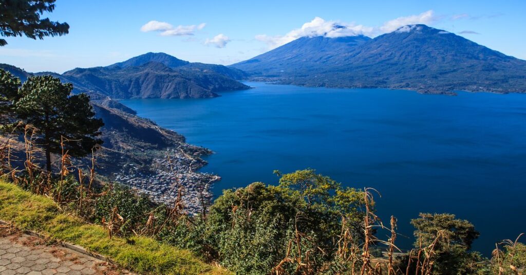 Panorámica del Lago Atitlán y sus alrededores