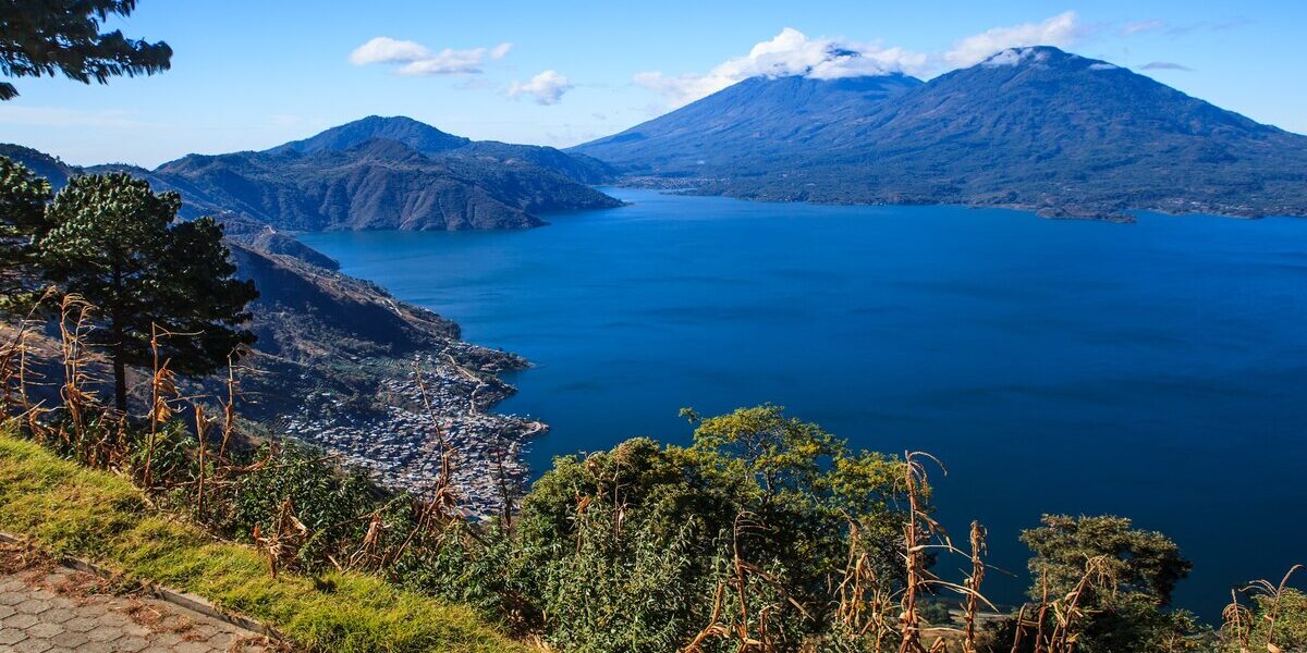 Panorámica del Lago Atitlán y sus alrededores Panorámica del Lago Atitlán y sus alrededores