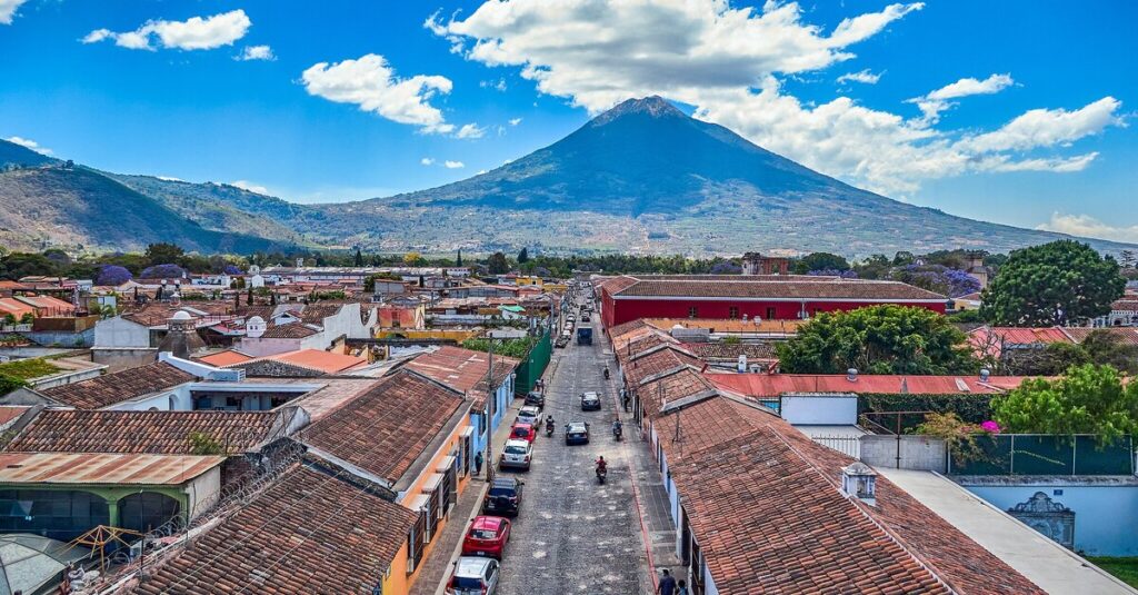 Imagen de la ciudad de Antigua Guatemala, con un volcán de fondo