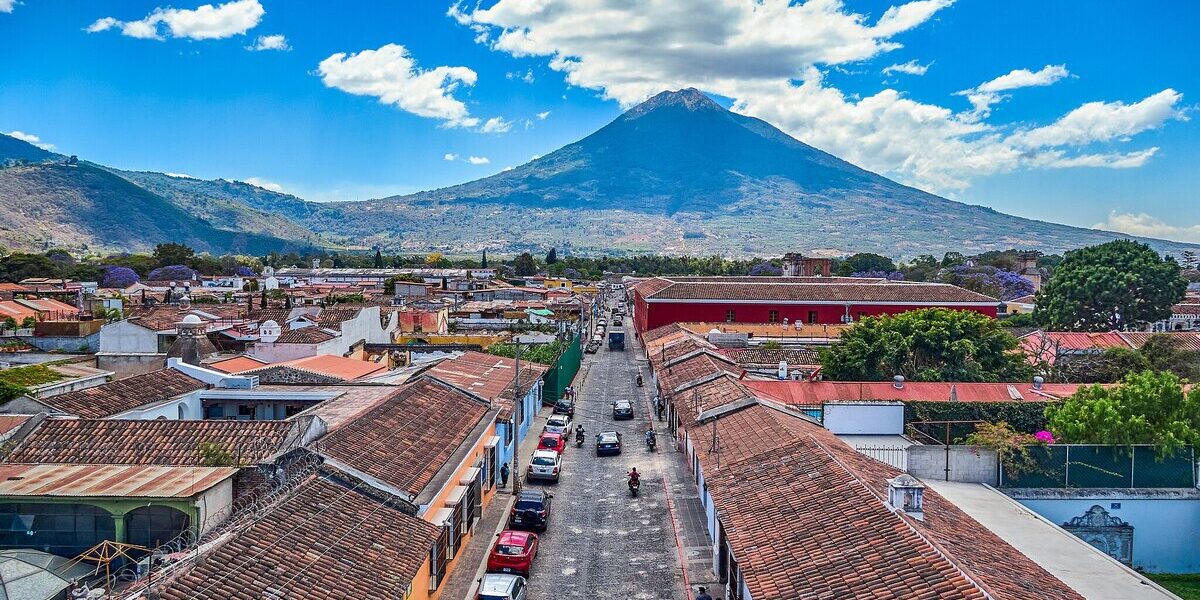 Imagen de la ciudad de Antigua Guatemala, con un volcán de fondo