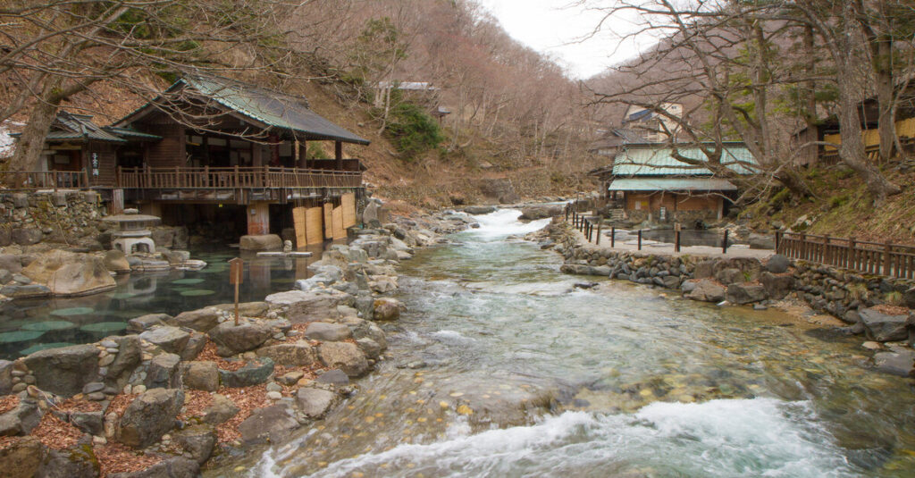 Un fantástico 'rotenburo' junto a un río que cruza un valle de Japón en otoño