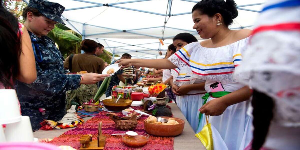 Una guatemalteca sirviendo platos tradicionales del país