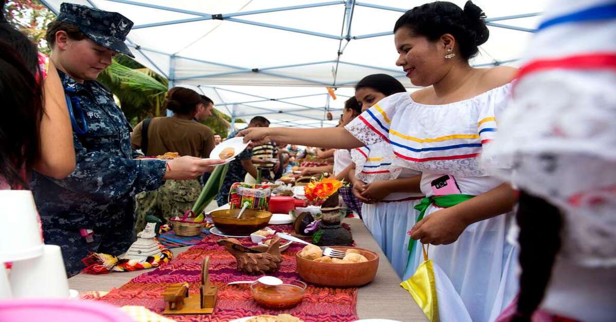 Una guatemalteca sirviendo platos tradicionales del país