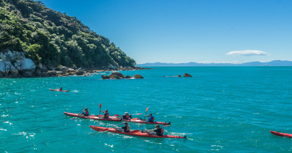 Personas haciendo kayak en el Parque Nacional Abel Tasman