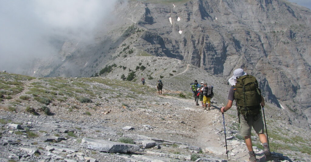 Senderistas recorriendo una ruta por el Monte Olimpo