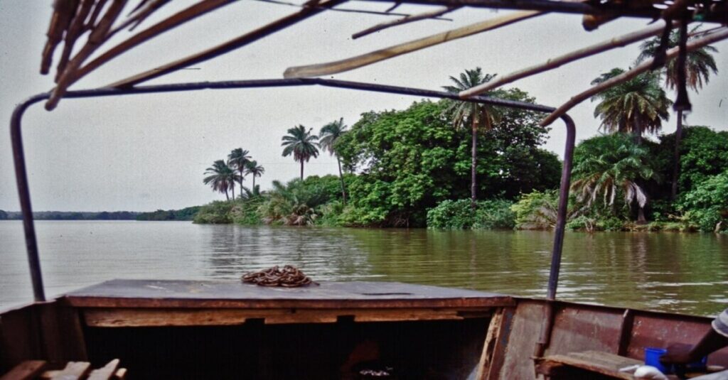 Crucero por el río Gambia a orillas de la zona de Janjanbureh